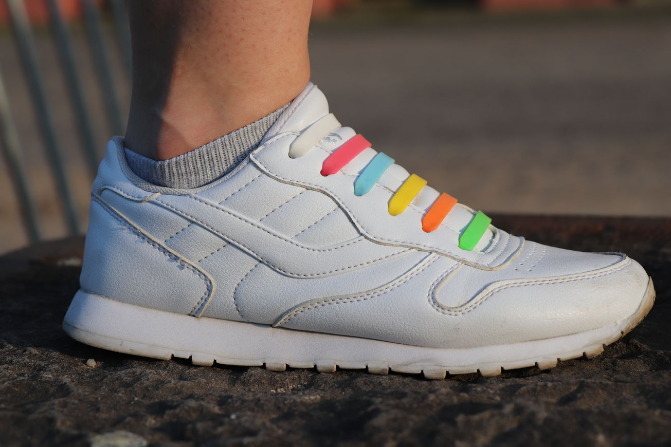 weiße Sneaker mit bunten Schnürsenkeln