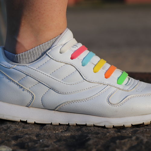 weiße Sneaker mit bunten Schnürsenkeln