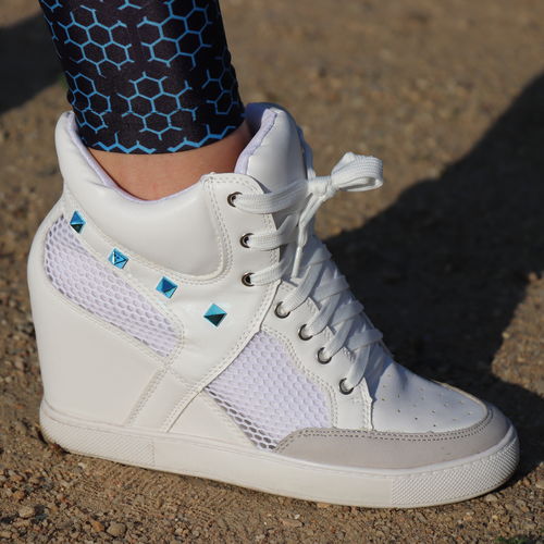 Sneaker mit hohem Absatz und Steinchen-Besatz