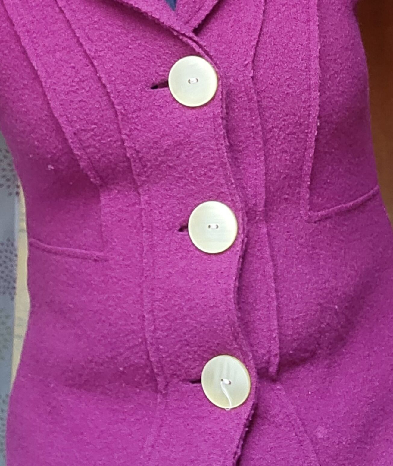 Strickjacken mit grossen Knöpfen