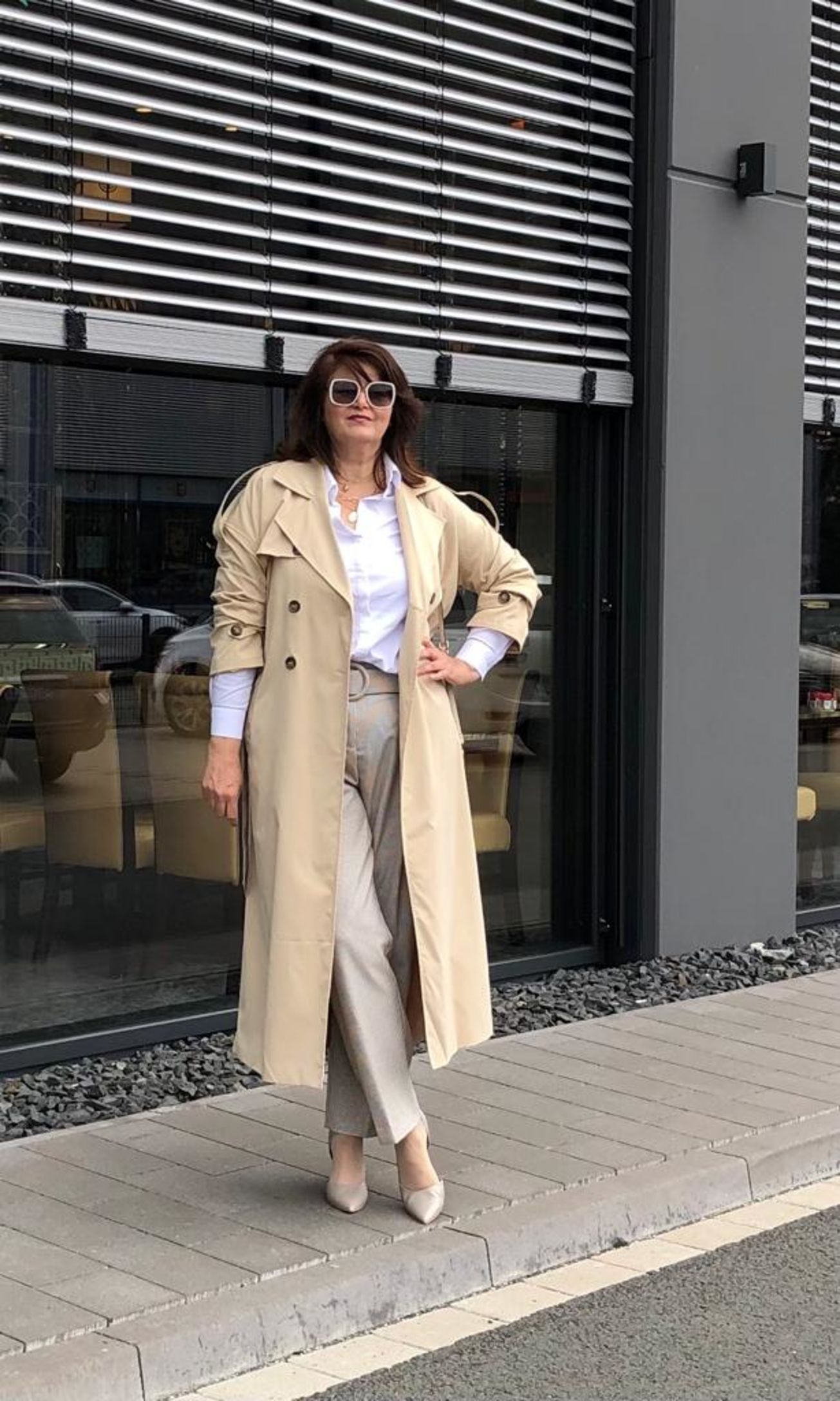 Langer Trench und monochromer Look strecken die Silhouette
