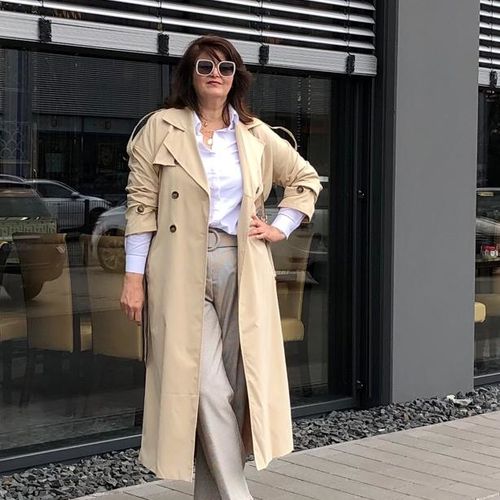 Langer Trench und monochromer Look strecken die Silhouette